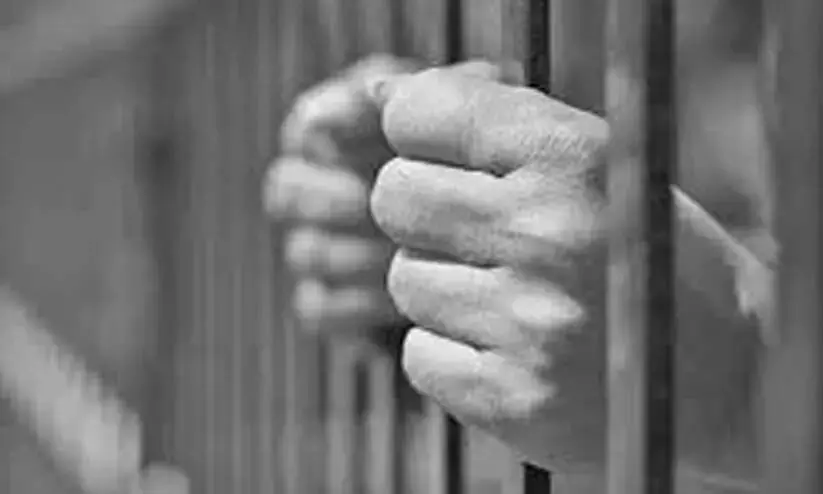 13 वर्षीय लड़की से बलात्कार के लिए पिता को 17 साल की जेल की सजा 13 वर्षीय लड़की से बलात्कार के लिए पिता को 17 साल की जेल की सजा