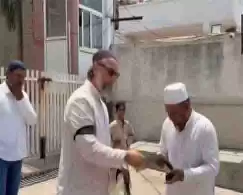 Owaisi ने पहलगाम आतंकी हमले की निंदा करते हुए शुक्रवार की नमाज से पहले काली पट्टी बांधी और बांटी Owaisi ने पहलगाम आतंकी हमले की निंदा करते हुए शुक्रवार की नमाज से पहले काली पट्टी बांधी और बांटी
