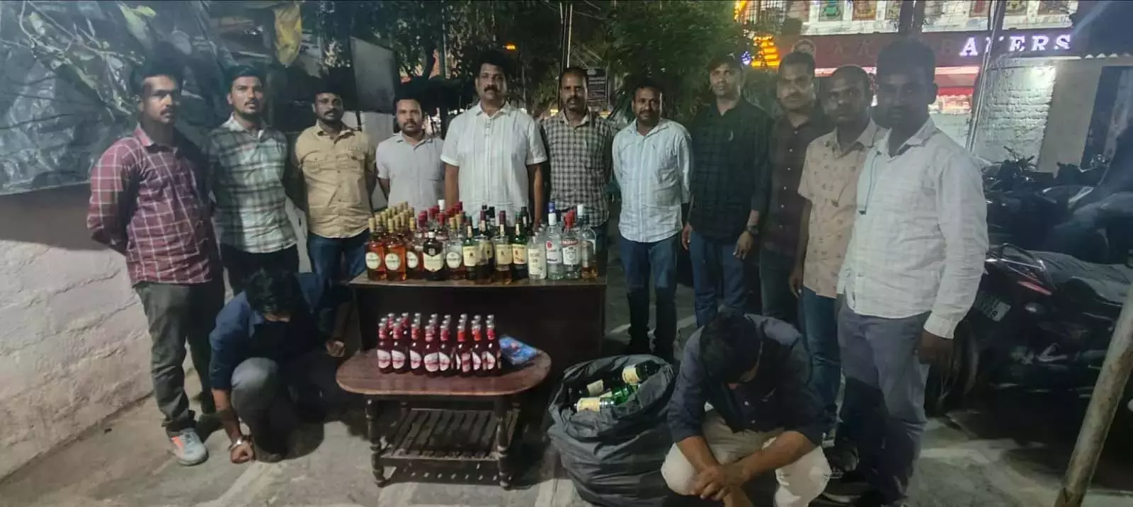 Telangana में ग्राहकों को मिलावटी शराब परोसने के आरोप में बार मैनेजर-कर्मचारी गिरफ्तार Telangana में ग्राहकों को मिलावटी शराब परोसने के आरोप में बार मैनेजर-कर्मचारी गिरफ्तार