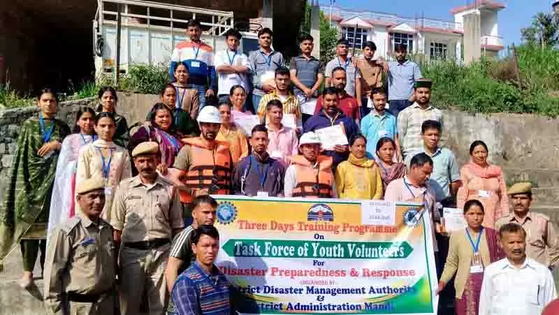 Himachal: बचाव कार्यों में सहायता के लिए स्वयंसेवकों को प्रशिक्षित किया गया Himachal: बचाव कार्यों में सहायता के लिए स्वयंसेवकों को प्रशिक्षित किया गया