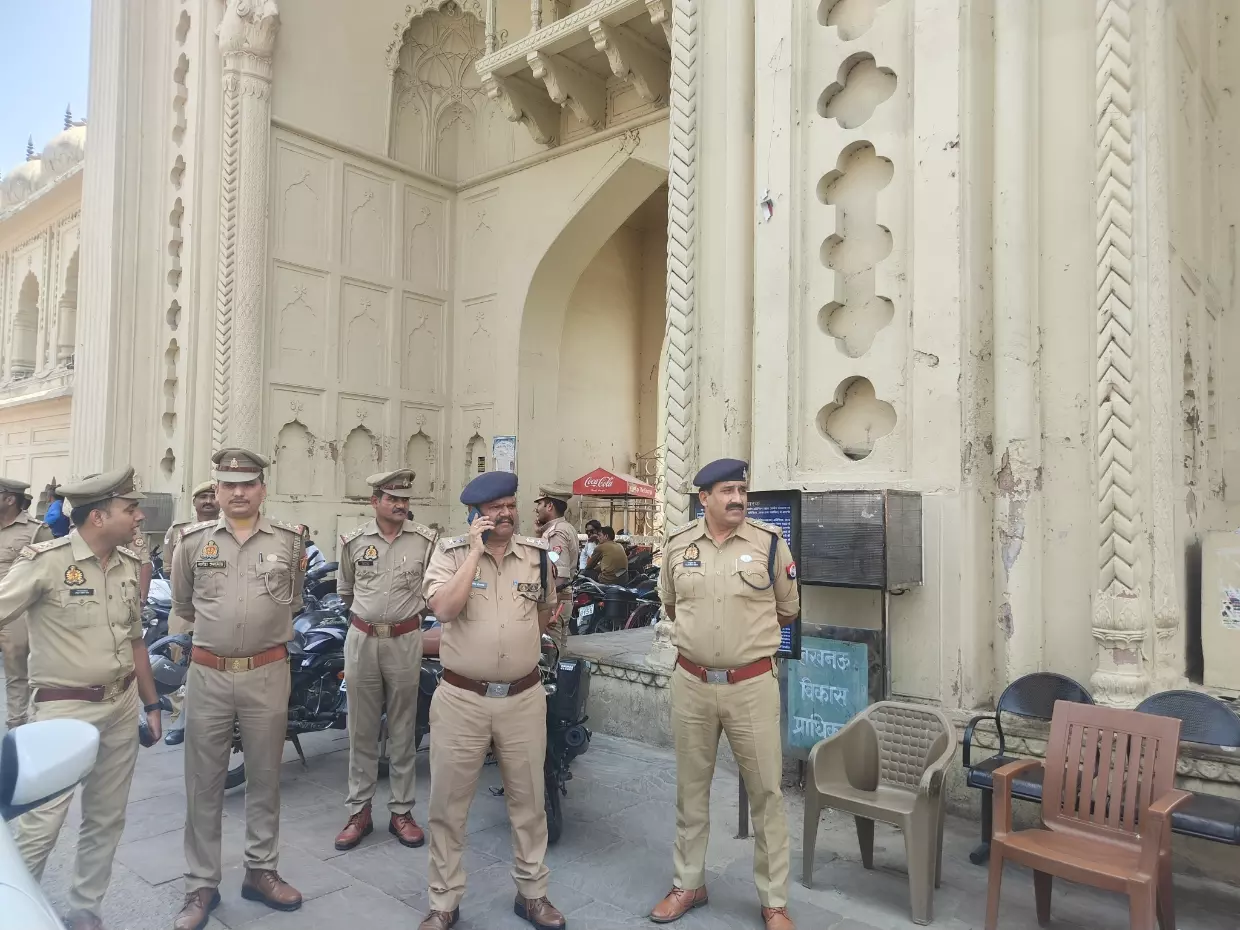 Lucknow की टीले वाली मस्जिद में काली पट्टी बांधकर पढ़ी जुमे की नमाज Lucknow की टीले वाली मस्जिद में काली पट्टी बांधकर पढ़ी जुमे की नमाज