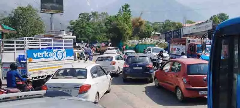पर्यटन सीजन से पहले Dharamsala में यातायात अव्यवस्था ने बढ़ाई चिंता पर्यटन सीजन से पहले Dharamsala में यातायात अव्यवस्था ने बढ़ाई चिंता