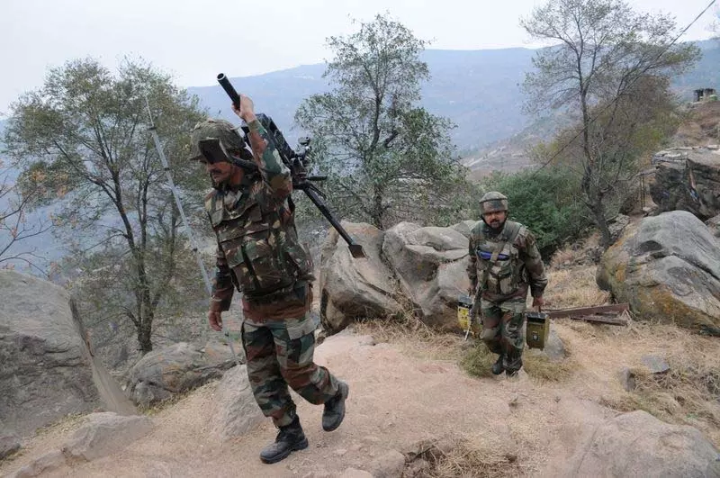 पाकिस्तान ने J-K में नियंत्रण रेखा से लगे कई इलाकों को निशाना बनाया पाकिस्तान ने J-K में नियंत्रण रेखा से लगे कई इलाकों को निशाना बनाया