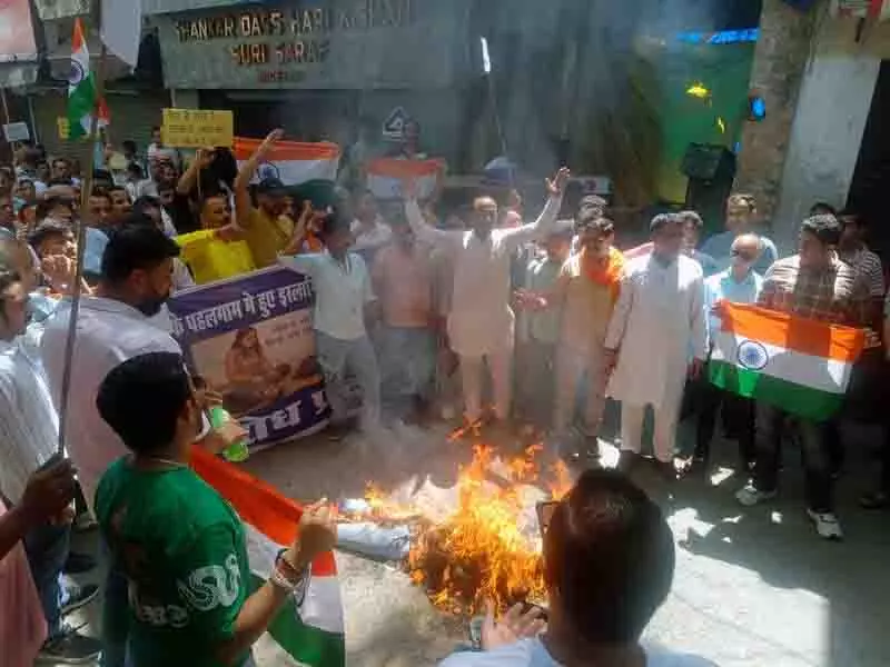 Kangra के विभिन्न शहरों में प्रदर्शन Kangra के विभिन्न शहरों में प्रदर्शन
