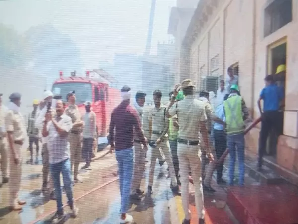 ग्वालियर रेलवे स्टेशन पर लगी आग बुझाई गई ग्वालियर रेलवे स्टेशन पर लगी आग बुझाई गई