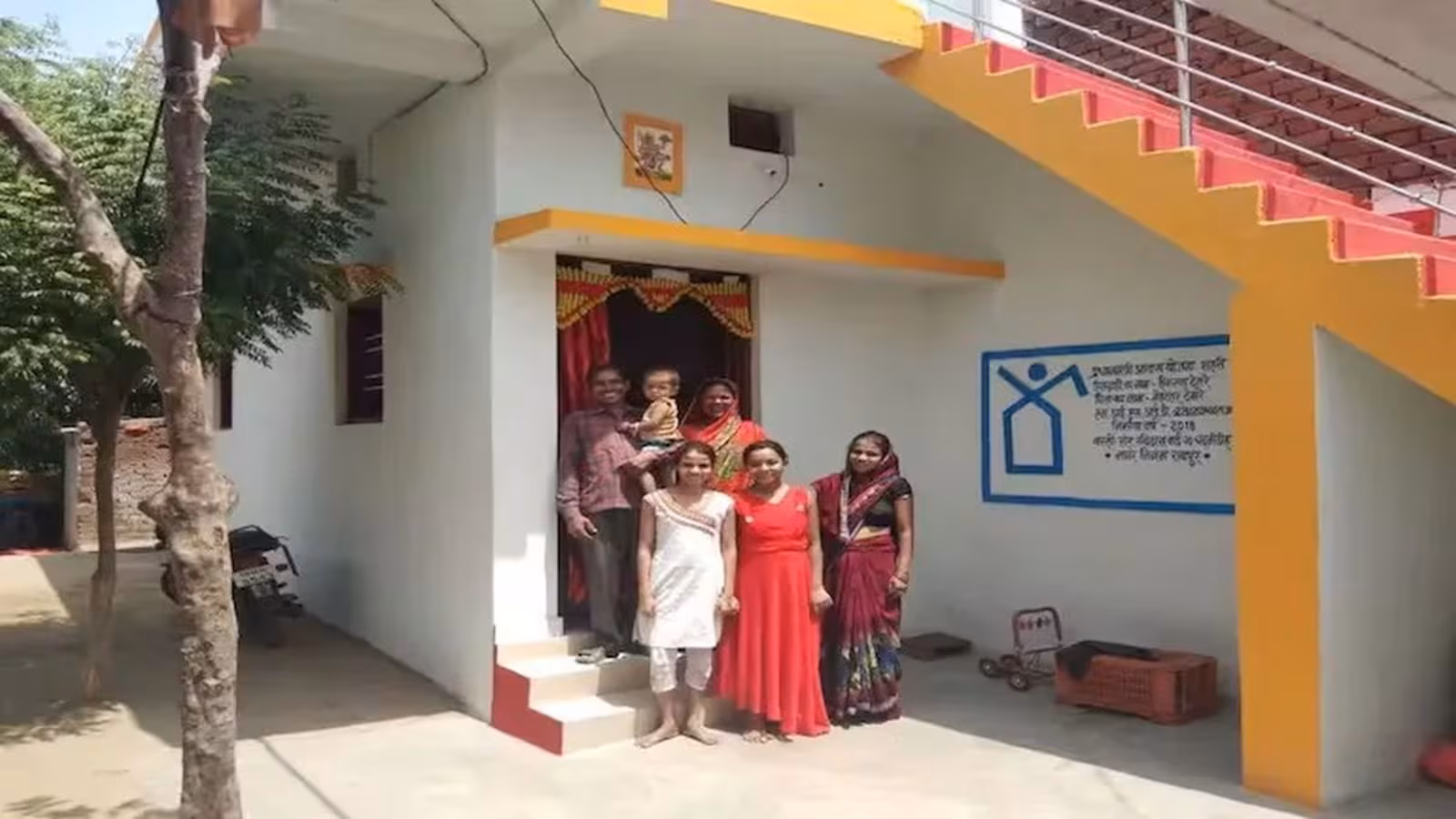 Pratapgarh: महिला मुखिया के नाम पर आवास, प्रधानमंत्री आवास योजना में समानता का प्रतीक Pratapgarh: महिला मुखिया के नाम पर आवास, प्रधानमंत्री आवास योजना में समानता का प्रतीक