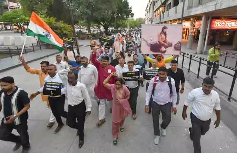 Chandigarh निवासियों ने पहलगाम आतंकी हमले के पीड़ितों के लिए न्याय की मांग की Chandigarh निवासियों ने पहलगाम आतंकी हमले के पीड़ितों के लिए न्याय की मांग की