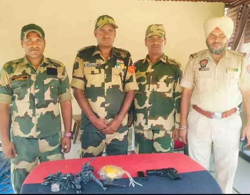 BSF, पंजाब पुलिस ने अमृतसर सीमा पर ड्रोन, हेरोइन जब्त की BSF, पंजाब पुलिस ने अमृतसर सीमा पर ड्रोन, हेरोइन जब्त की
