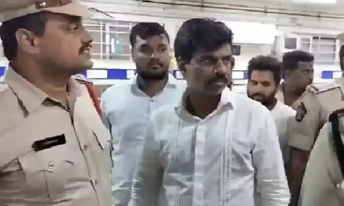 Andhra: गोरंटला माधव को 14 दिन की रिमांड Andhra: गोरंटला माधव को 14 दिन की रिमांड