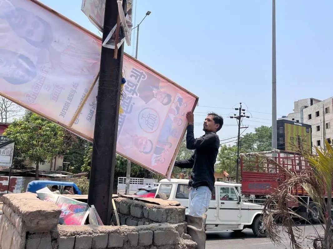 शहर के अवैध निर्माण तोड़ने और फ्लैक्स-पोस्टर हटाने की हुई कार्रवाई शहर के अवैध निर्माण तोड़ने और फ्लैक्स-पोस्टर हटाने की हुई कार्रवाई