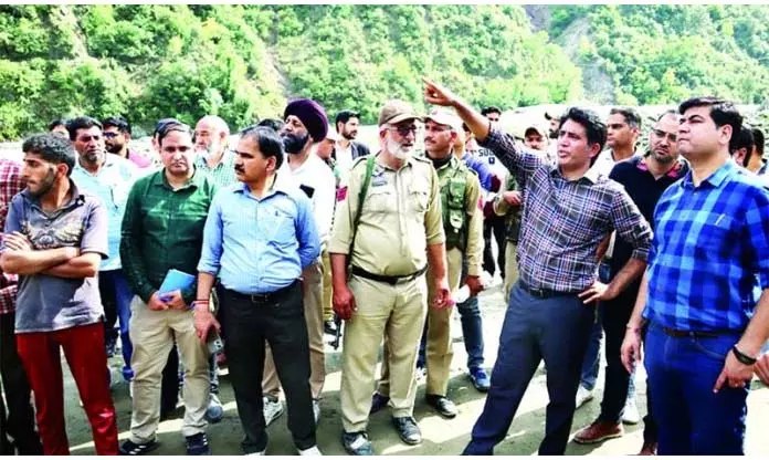 DC रामबन ने बाढ़ प्रभावित क्षेत्रों का दौरा किया DC रामबन ने बाढ़ प्रभावित क्षेत्रों का दौरा किया