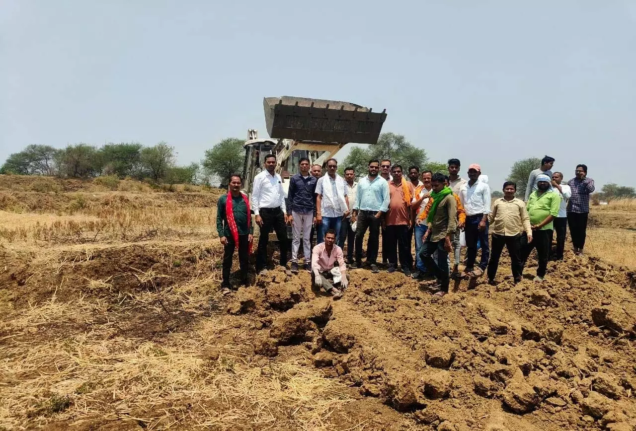 ग्राम पठारीडीह में 3 एकड़ की अवैध प्लॉटिंग का काटा रास्ता ग्राम पठारीडीह में 3 एकड़ की अवैध प्लॉटिंग का काटा रास्ता