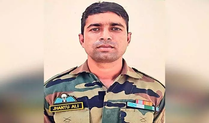 Jammu: बसंतगढ़ मुठभेड़ में सेना का एक कमांडो शहीद Jammu: बसंतगढ़ मुठभेड़ में सेना का एक कमांडो शहीद