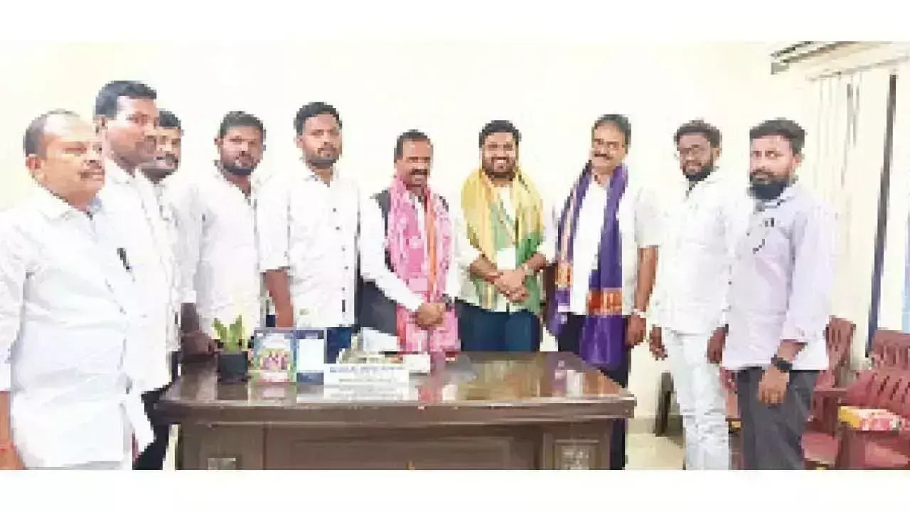 Telangana: साई कुमार ने वरिष्ठ कांग्रेस नेताओं से मुलाकात की Telangana: साई कुमार ने वरिष्ठ कांग्रेस नेताओं से मुलाकात की