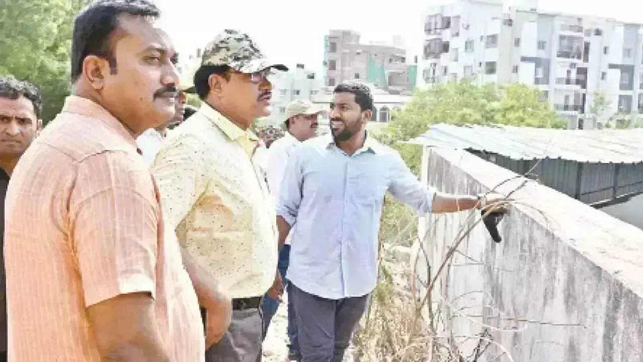 Telangana: हाइड्रा प्रमुख ने हैदराबाद में झील के अतिक्रमण का जायजा लिया Telangana: हाइड्रा प्रमुख ने हैदराबाद में झील के अतिक्रमण का जायजा लिया