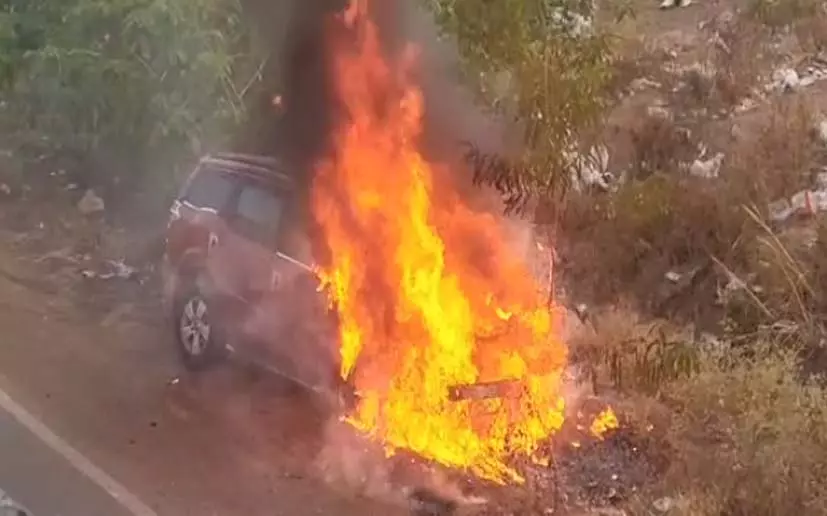 Raipur Breaking: अभनपुर में चलती कार बनी आग का गोला, देखें VIDEO... Raipur Breaking: अभनपुर में चलती कार बनी आग का गोला, देखें VIDEO...