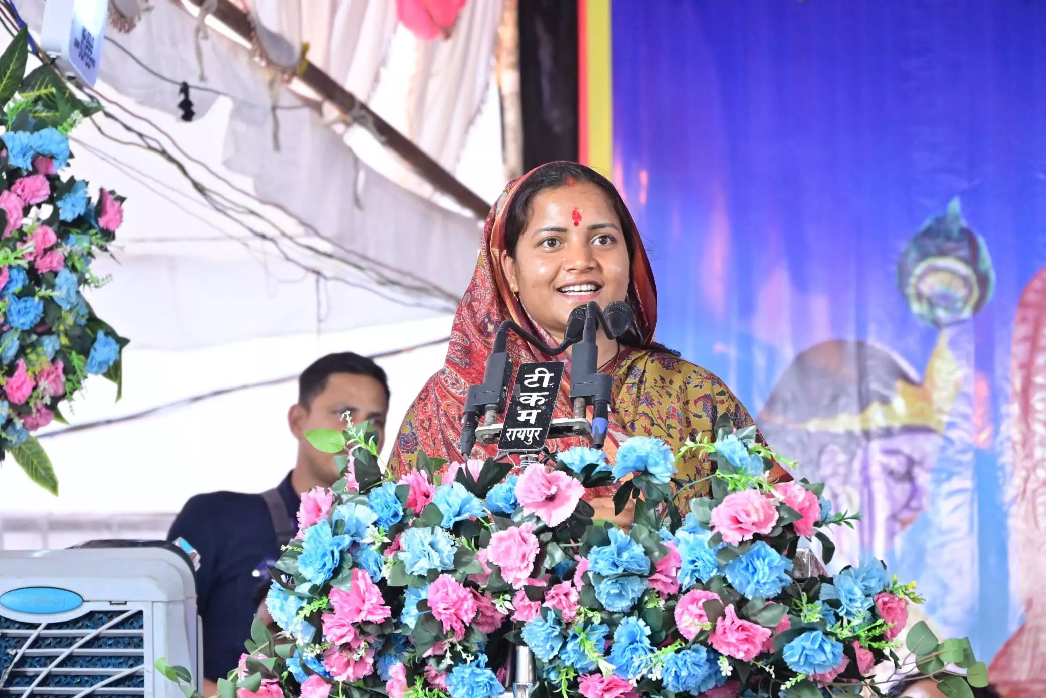 कांदुल में मंत्री लक्ष्मी रजवाड़े ने नवविवाहित जोड़ों को दिया आशीर्वाद कांदुल में मंत्री लक्ष्मी रजवाड़े ने नवविवाहित जोड़ों को दिया आशीर्वाद
