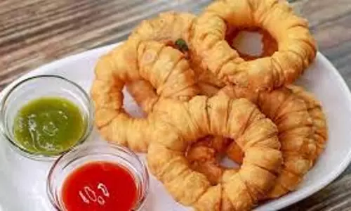 Aloo-Paneer Ring Samosa Recipe शाम की चाय के साथ कुरकुरा नाश्ता चाहिए? घर पर आसानी से बनाएं आलू-पनीर रिंग समोसा, यहां देखें रेसिपी