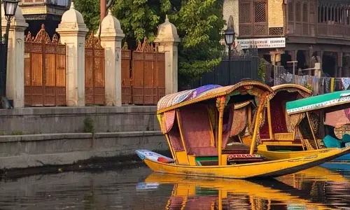 Kashmir संकट में घिरा, पर्यटक लौटने लगे Kashmir संकट में घिरा, पर्यटक लौटने लगे