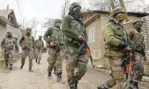 बांदीपोरा में छिपे है आतंकी, मुठभेड़ जारी