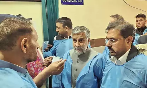 सतीश शर्मा, मियां अल्ताफ घायलों से मिलने जीएमसी अनंतनाग पहुंचे