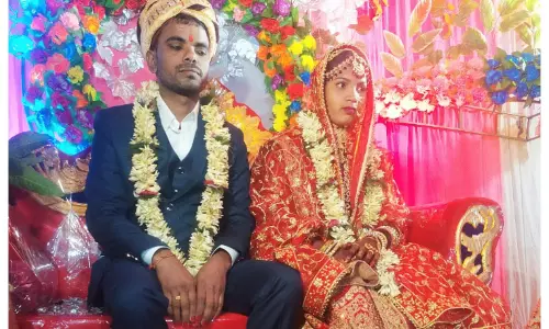 Munger: शादी के मंडप से प्रेमी संग भागी दुल्हन, रसगुल्ले ने निभाया किरदार Munger: शादी के मंडप से प्रेमी संग भागी दुल्हन, रसगुल्ले ने निभाया किरदार