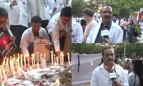 दिल्ली : पहलगाम आतंकी हमले के विरोध में डॉक्टरों ने निकाला कैंडल मार्च, कहा- आतंकियों पर कड़ी कार्रवाई करे सरकार