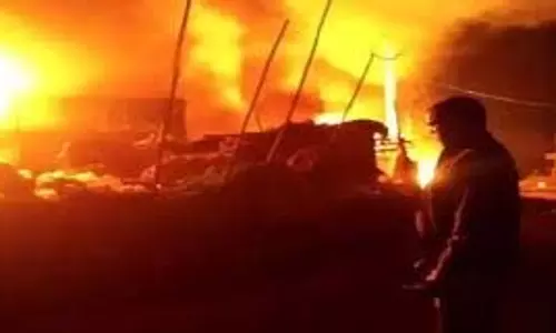 Lucknow : भीषड़ आग की चपेट में  40 झोपड़ियां जलकर राख