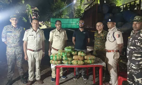 पुलिस ने कार से 22 किलो गांजा बरामद किया, चेकिंग के दौरान रुकने का इशारा किया, लेकिन...