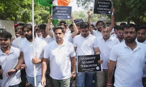 दिल्ली विश्वविद्यालय में NSUI का संविधान मार्च, आतंकी हमले पर जवाबदेही की मांग