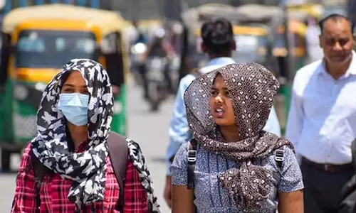 Delhi में गर्मी का कहर, पारा चढ़ा Delhi में गर्मी का कहर, पारा चढ़ा