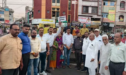 आतंकवाद के खिलाफ एकजुट: लोगों ने पुतले जलाए, पीड़ितों को श्रद्धांजलि दी आतंकवाद के खिलाफ एकजुट: लोगों ने पुतले जलाए, पीड़ितों को श्रद्धांजलि दी