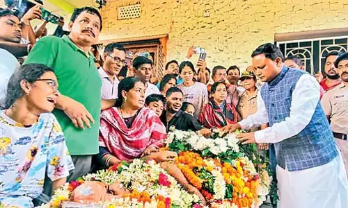 Odisha : प्रशांत की पत्नी को सरकारी सहायता Odisha : प्रशांत की पत्नी को सरकारी सहायता