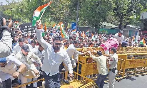 पहलगाम हमले के खिलाफ पाकिस्तान उच्चायोग के बाहर प्रदर्शन, BJP कार्यकर्ता हिरासत में पहलगाम हमले के खिलाफ पाकिस्तान उच्चायोग के बाहर प्रदर्शन, BJP कार्यकर्ता हिरासत में