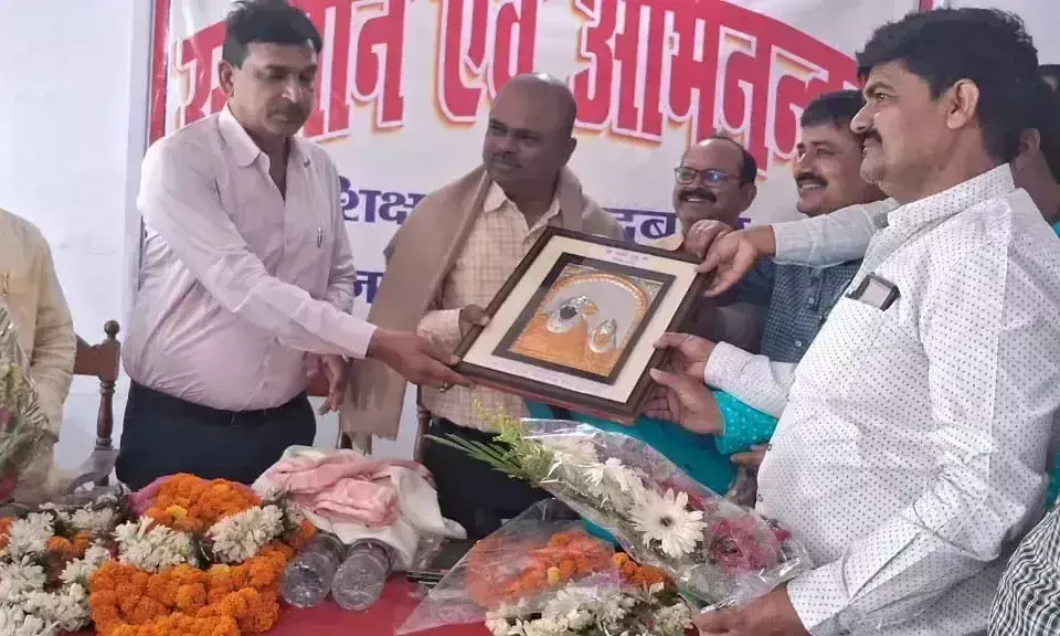 Ballia: BRC दुबहर में सम्मान और विदाई समारोह, बीईओ की बातों ने छू लिया दिल Ballia: BRC दुबहर में सम्मान और विदाई समारोह, बीईओ की बातों ने छू लिया दिल