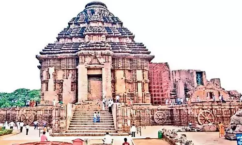 Puri : विश्व प्रसिद्ध कोणार्क सूर्यनारायणमूर्ति मंदिर में रेत निकालने का काम अधूरा रह गया Puri : विश्व प्रसिद्ध कोणार्क सूर्यनारायणमूर्ति मंदिर में रेत निकालने का काम अधूरा रह गया