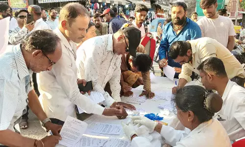 Indore : प्रधानमंत्री को रक्त हस्ताक्षरित ज्ञापन भेजा गया