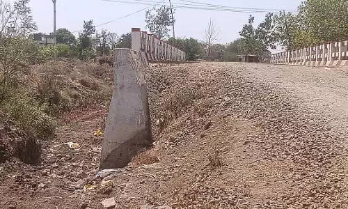 सुरक्षा खतरा: खंडवा में सड़क और पुलिया के बीच गैप से स्थानीय लोग चिंतित सुरक्षा खतरा: खंडवा में सड़क और पुलिया के बीच गैप से स्थानीय लोग चिंतित