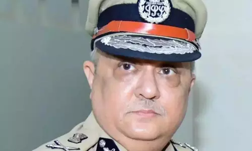 DGP ने ASI कोंडय्या के परिवार को 1 करोड़ का मुआवज़ा सौंपा DGP ने ASI कोंडय्या के परिवार को 1 करोड़ का मुआवज़ा सौंपा