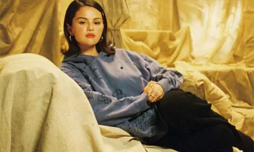 Selena Gomez ने एमिलिया पेरेज़ में स्पैनिश भाषा के प्रवाह को लेकर आलोचनाओं का जवाब दिया