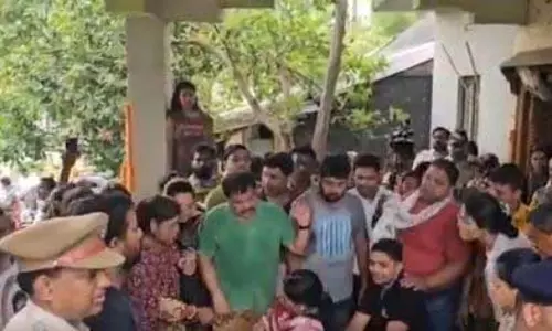 Pahalgam हमले के बाद 9 वर्षीय बेटे ने पिता की चिता को दी मुखाग्नि Pahalgam हमले के बाद 9 वर्षीय बेटे ने पिता की चिता को दी मुखाग्नि