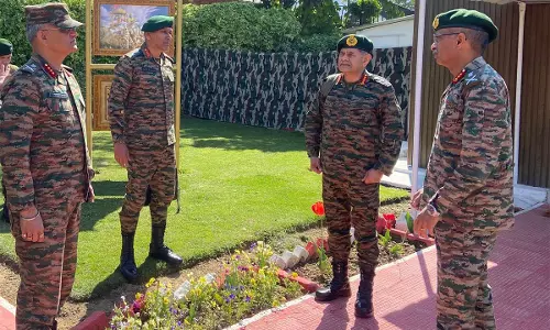भारतीय सेना प्रमुख जनरल उपेंद्र द्विवेदी ने Srinagar में सुरक्षा स्थिति की समीक्षा की भारतीय सेना प्रमुख जनरल उपेंद्र द्विवेदी ने Srinagar में सुरक्षा स्थिति की समीक्षा की
