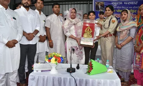 कैथल के DC और एसपी से ग्रामीणों ने किया वादा, सभी बच्चों को भेजेंगे स्कूल