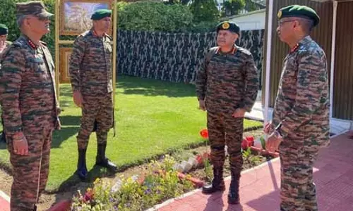 नियंत्रण रेखा पर गोलीबारी के बीच सेना प्रमुख श्रीनगर पहुंचे