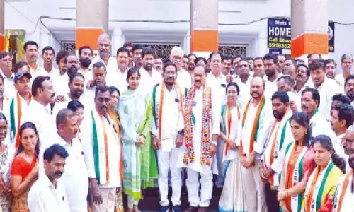 पलाकुर्थी में बीआरएस से कांग्रेस में बड़े पैमाने पर दलबदल पलाकुर्थी में बीआरएस से कांग्रेस में बड़े पैमाने पर दलबदल