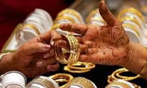 सोने की कीमत में 10 रुपए प्रति ग्राम की गिरावट