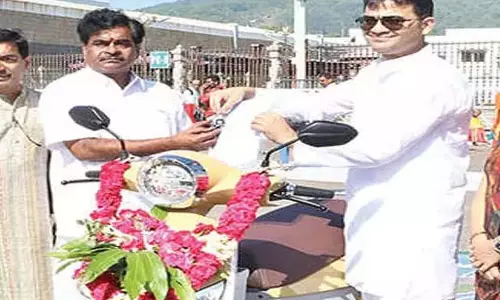 टीटीडी को इलेक्ट्रिक स्कूटर दान किया गया टीटीडी को इलेक्ट्रिक स्कूटर दान किया गया