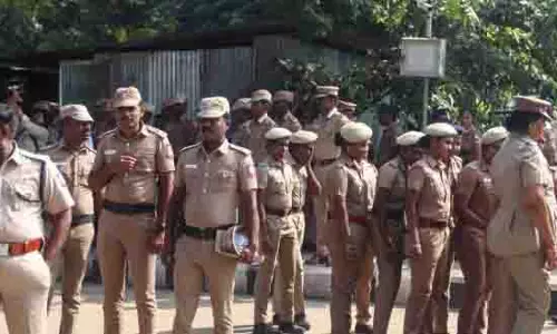 चेन्नई पुलिस ने Kaval Karangal के लोगों को उनके परिजनों से मिलाया चेन्नई पुलिस ने Kaval Karangal के लोगों को उनके परिजनों से मिलाया