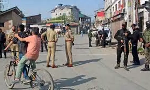 पहलगाम हमले के बाद तमिल पर्यटक सुरक्षित घर लौटे पहलगाम हमले के बाद तमिल पर्यटक सुरक्षित घर लौटे