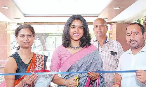 मिसेज इंडिया विजेता प्रियंका आनंद चिलका ने हैदराबाद में नेशनल सिल्क एक्सपो 2025 का किया उद्घाटन मिसेज इंडिया विजेता प्रियंका आनंद चिलका ने हैदराबाद में नेशनल सिल्क एक्सपो 2025 का किया उद्घाटन